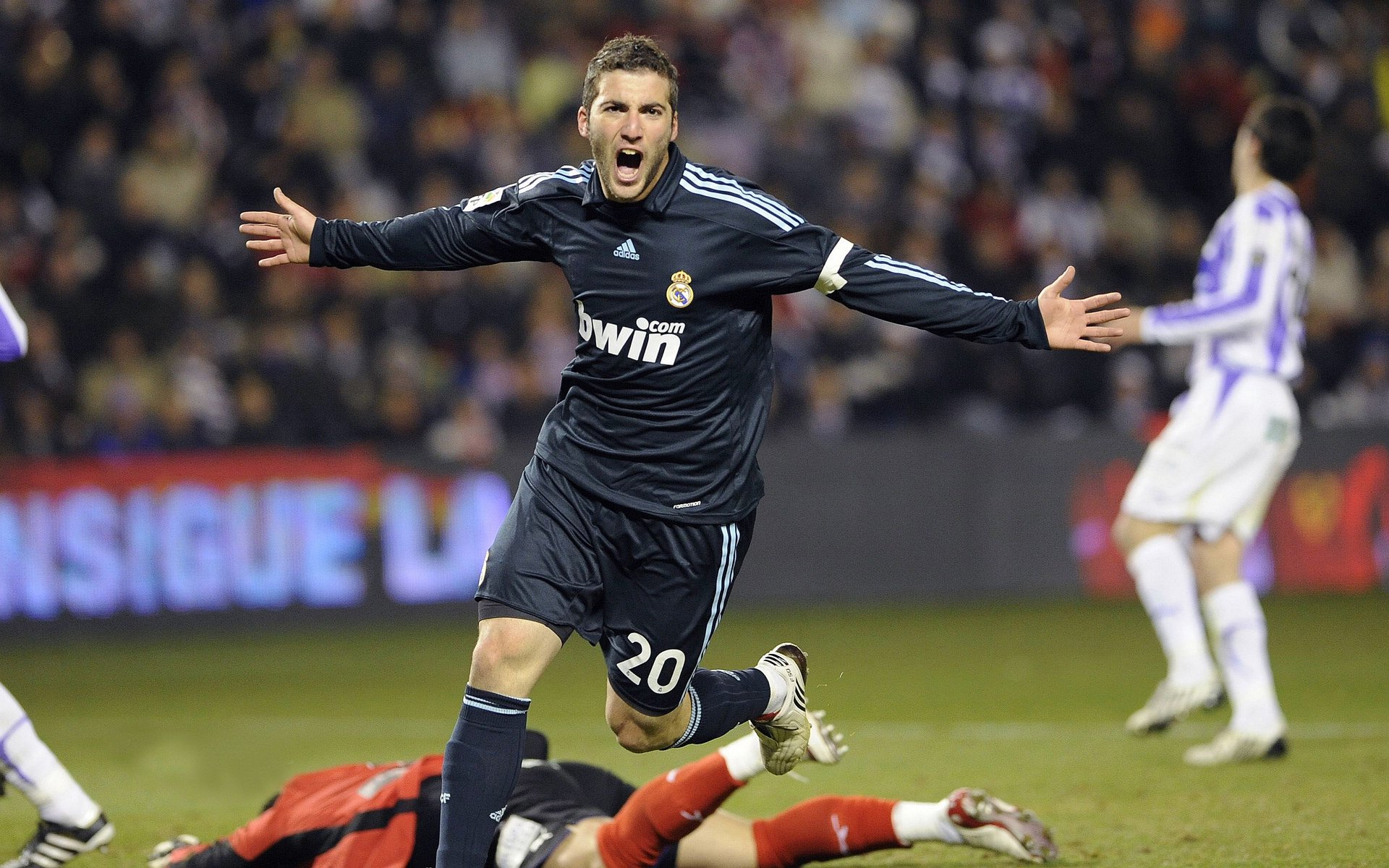 国足锋线发威全场三球完胜,前锋国足