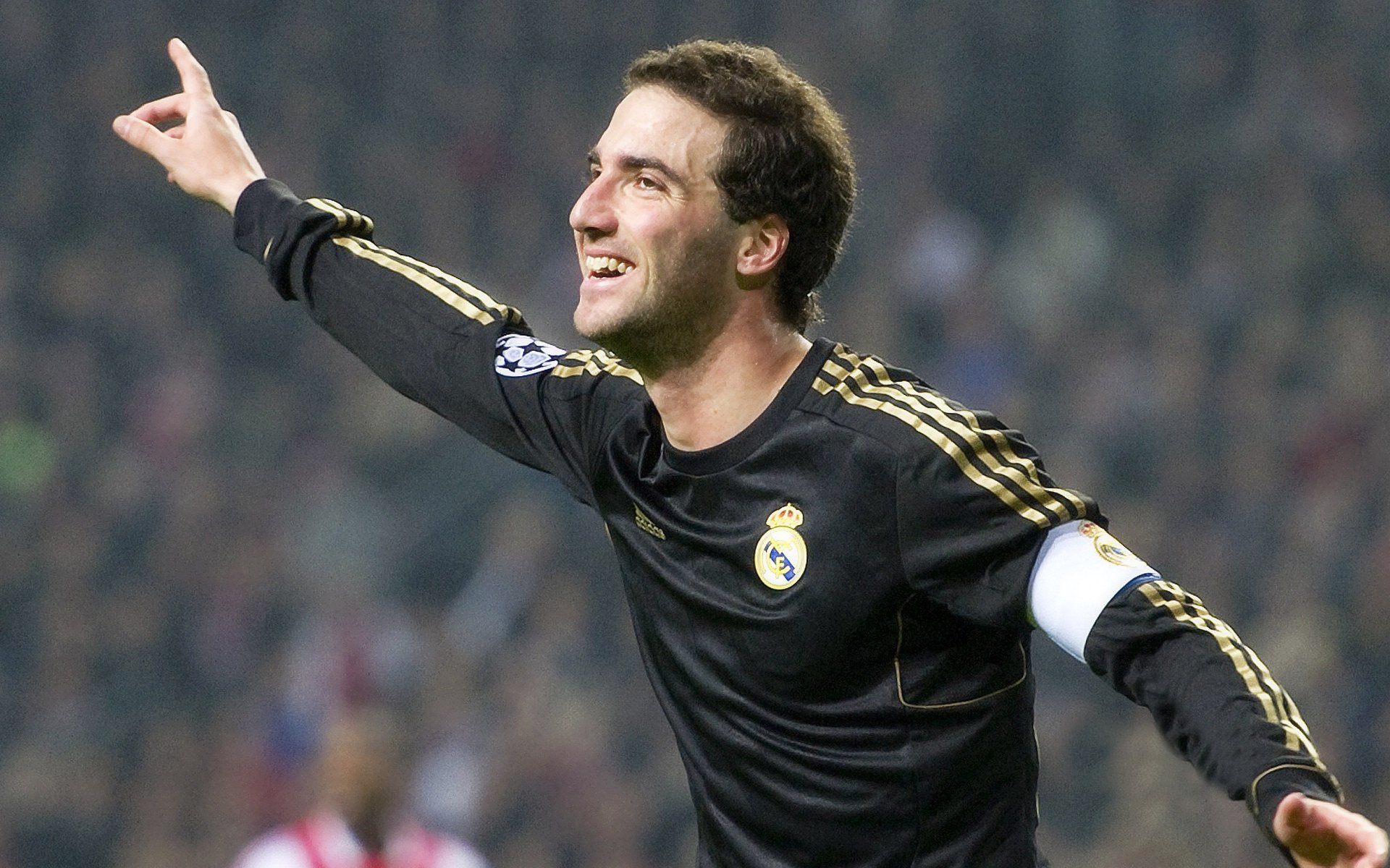 凯恩激活解约金，重返热刺续写历史辉煌，凯恩宣布留在热刺